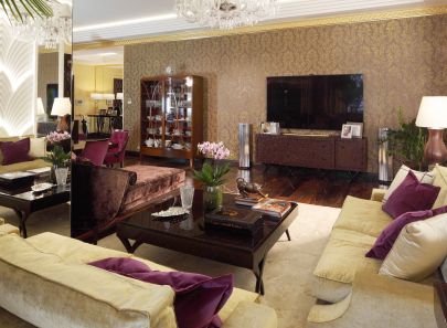 Оливково-бежевые бархатные диваны и ковер в интерьере гостиной цвета какао